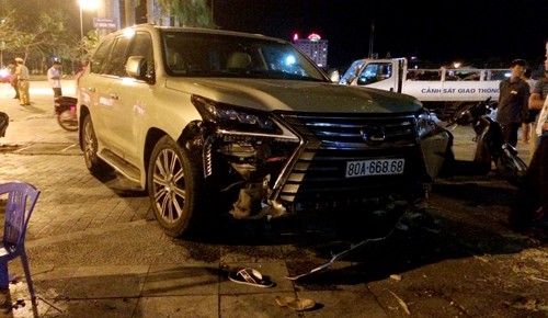 Xe Lexus biển siêu đẹp gây tai nạn khiến 4 người bị thương. Ảnh: Lê Hoàng. 