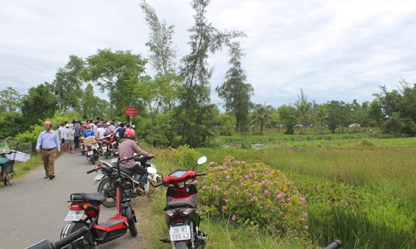 Rất đông người dân theo dõi lực lượng chức khám nghiệm hiện trường phát hiện nữ giám thị Phạm Thị Oanh