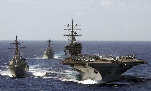 Tàu sân bay USS Ronald Reagan của Mỹ cùng hai tàu khu trục bảo vệ lớp Arleigh Burke. Ảnh: US Navy
