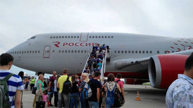 Các hành khách tức giận khi phải rời máy bay. Ảnh: Instagram