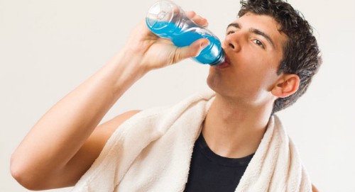 Thường xuyên uống nước có ga làm hại "cậu nhỏ". Ảnh: kioskcom.com.
