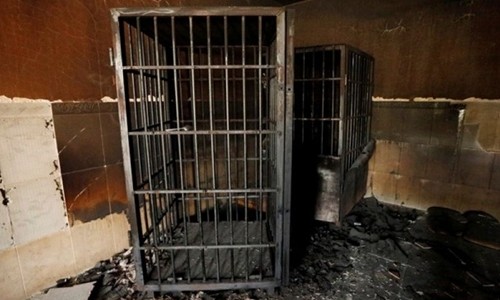 Một góc nhà tù của IS ở Fallujah bị thiêu cháy. Ảnh: Reuters.