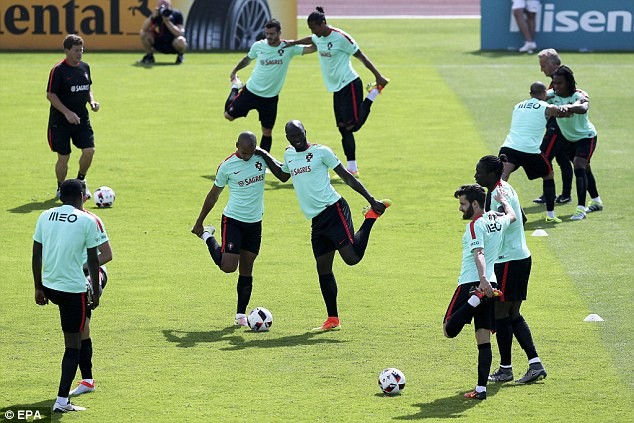 Các cầu thủ Bồ Đào Nha luyện tập trước trận chung kết.