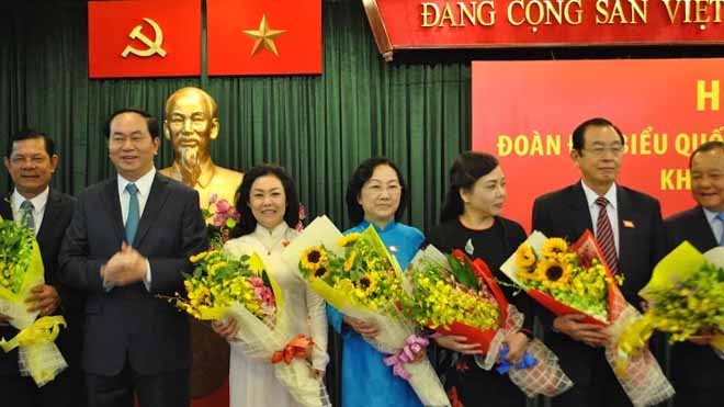Chủ tịch nước Trần Đại Quang chụp hình lưu niệm cùng các ĐBQH TPHCM khóa XIII và XIV. Ảnh: Quốc Ngọc