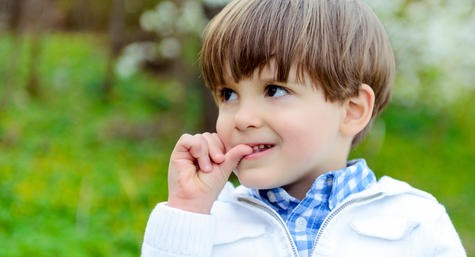 Cắn móng tay có tác dụng kích thích hệ miễn dịch ở trẻ. Ảnh: Babycenter.