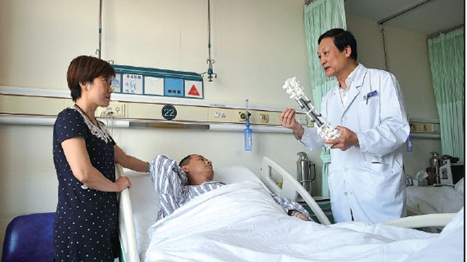 Tình trạng của Yuan (trên giường) sau ca phẫu thuật rất khả quan. Ảnh: ANN.