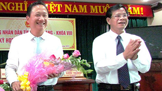 Bí thư Tỉnh ủy Huỳnh Minh Chắc (phải) chúc mừng tân Phó Chủ tịch UBND tỉnh Trịnh Xuân Thanh. (Ảnh: Báo Hậu Giang)
