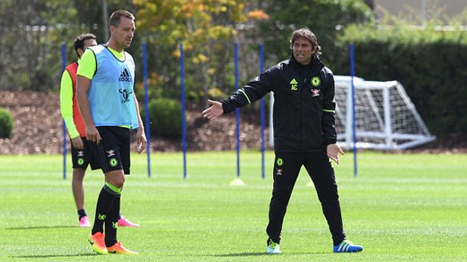 Terry (trái) vẫn đang là thủ lĩnh của Chelsea, nhưng anh đã 35 tuổi và Conte (phải) sẽ cần tìm một người mới thay thế