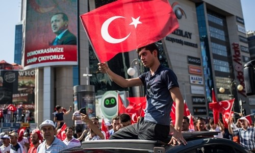 Người Thổ Nhĩ Kỳ đổ xuống đường vẫy quốc kỳ thể hiện sự ủng hộ với Tổng thống Erdogan. Ảnh: CNN.