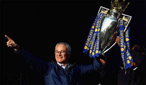 Ranieri và Cup vô địch Ngoại hạng Anh 2015-2016. Ảnh: Reuters