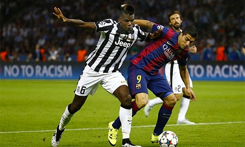Pogba (trái) có thể lập kỷ lục mới về giá chuyển nhượng, nếu rời Juventus gia nhập Man Utd trong hè này. Ảnh: Reuters. 