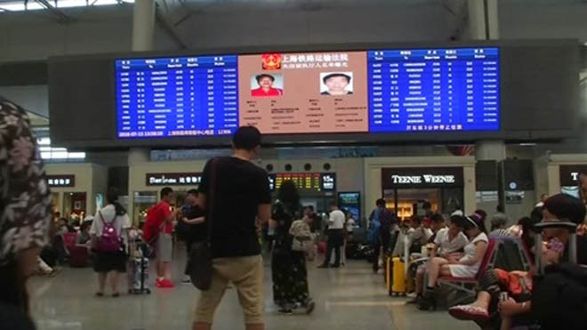 Màn hình tại một nhà ga ở Thượng Hải hiện thông tin người nợ. Ảnh: Reuters