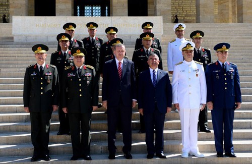 Ông Erdogan (giữa) chụp ảnh cùng các tướng lĩnh trong Hội đồng Quân sự Tối cao năm 2014. Ảnh: Anadolu