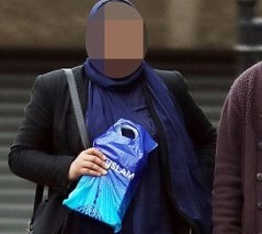 Hai phụ nữ đều là người Hồi giáo và đang làm việc tại một trường tiểu học ở Bradford, West Yorks. Ảnh: Ben Lack.