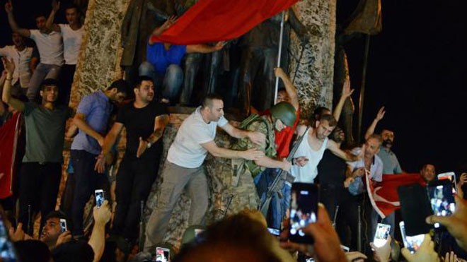 Hình ảnh người dân chặn lính đảo chính ở Thổ Nhĩ Kỳ ngày 15.7