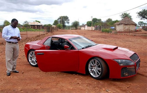Moses Ngobeni và chiếc xe thể thao 2 chỗ màu đỏ trở nên nổi tiếng sau khi xuất hiện trên mạng xã hội. Ảnh: Sowetan.