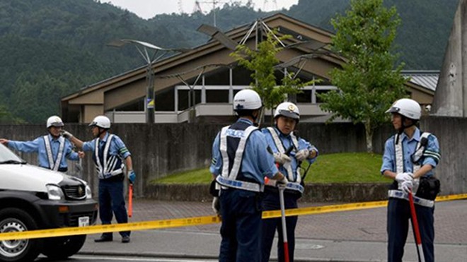 Cảnh sát tại trung tâm người khuyết tật Tsukui Yamayuri En, nơi vụ thảm sát xảy ra. Ảnh: AFP