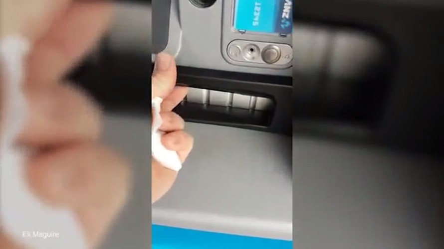 Phát hiện cây ATM bị gài thiết bị đọc trộm thẻ rút tiền