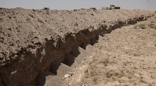 Tuyến hào được đào ở phía bắc thành phố Fallujah. Ảnh: WP