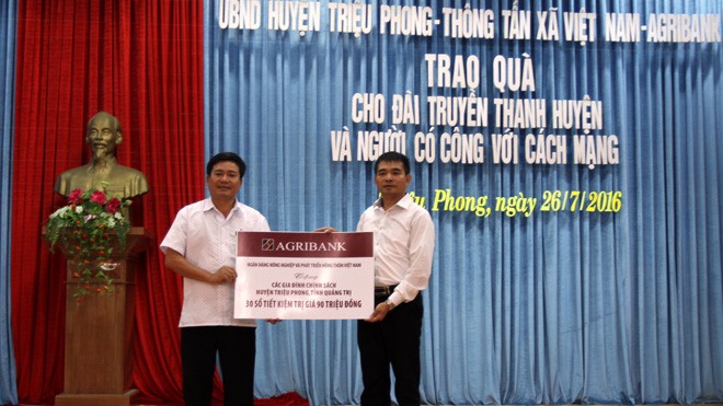 Agribank tặng sổ tiết kiệm các gia đình chính sách tại Quảng Trị