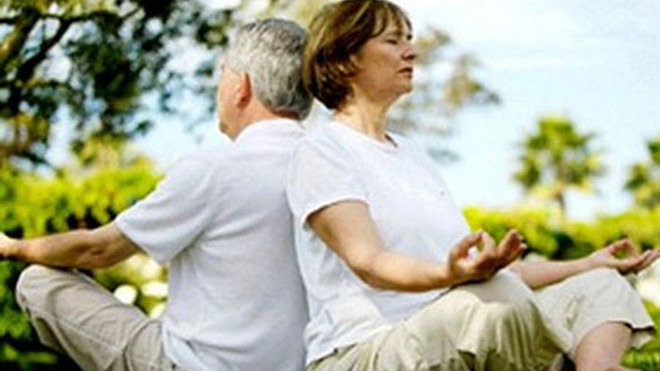 Tập yoga giúp người già giảm chứng quên. Ảnh minh họa.