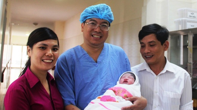 Ca sinh đầu tiên bằng phương pháp TTTON-mang thai hộ thành công trong sự hân hoan của gia đình cháu bé và Bệnh viện T.Ư Huế.