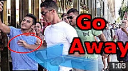 Bức ảnh chụp Ronaldo đẩy CĐV đang lan truyền trên mạng.