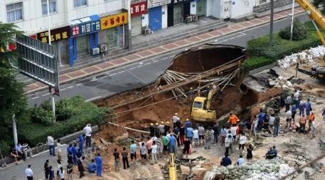 Hố tử thần xuất hiện tại thành phố Trịnh Châu sau trận mưa lớn kéo dài (Ảnh: SCMP)