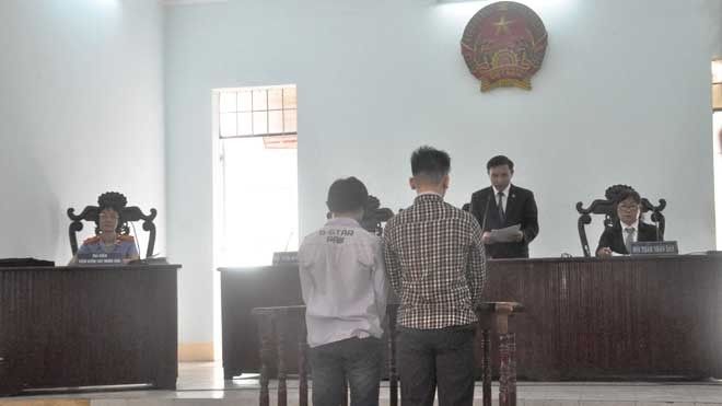 Hai bị cáo nghe TAND quận Thủ Đức (TPHCM) tuyên án tù ngày 20/7 vừa qua. Ảnh Việt Văn