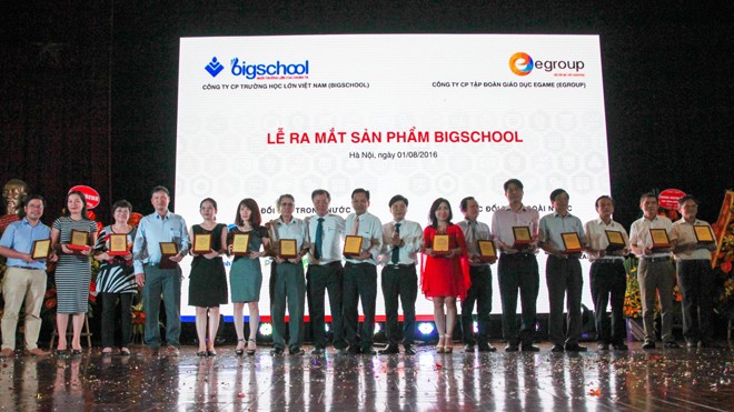 Ông Nguyễn Ngọc Thủy và ông Lê Thống Nhất trao tặng kỷ niệm chương cho các đối tác và các thành viên ban cố vấn của Bigschool.