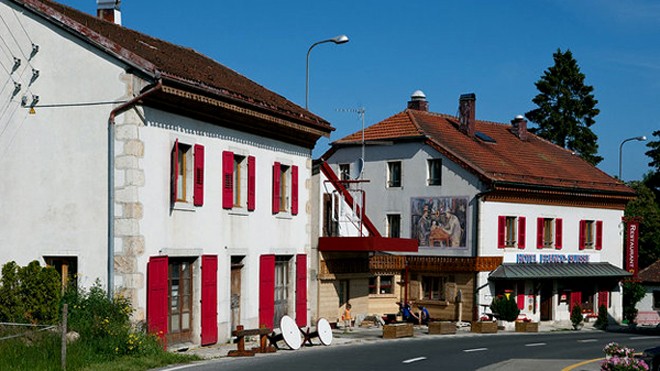 Khách sạn Arbez là một địa điểm được du khách yêu thích khi đi qua biên giới hai nước Pháp và Thụy Sĩ.