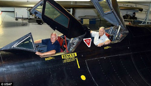 Eldon Joersz (áo tối màu) và George Morgan thăm lại chiếc máy bay lập kỷ lục. Ảnh: USAF
