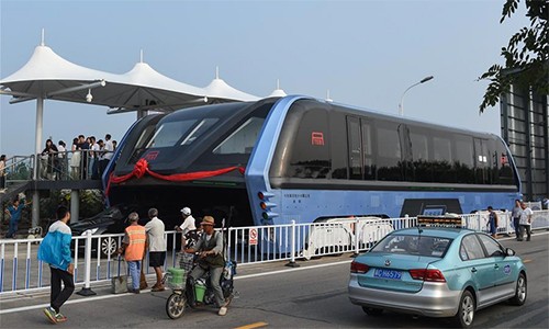 TEB-1, mẫu xe buýt độc đáo chống tắc đường đưa vào thử nghiệm hôm 2/8 tại Trung Quốc.