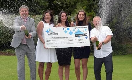 Gia đình bà Sonia Davies đến từ Monmouth, xứ Wales, Anh đã cùng nhau chia sẻ giải thưởng xổ số EuroMillions trị giá 61 triệu bảng (tương đương hơn 1.800 tỉ đồng). 