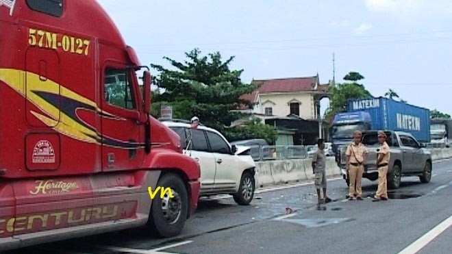 Cú va chạm bất ngờ từ xe đầu kéo phía sau gây tai nạn giao thông liên hoàn cho hai xe con biển số Lào.