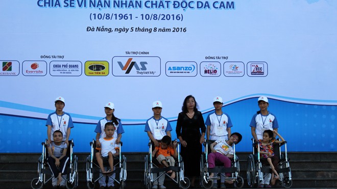 Đại diện Hội học bổng Trang Đoàn Việt Nam trao tặng xe lăn cho các nạn nhân chất độc da cam/dioxin. Ảnh: Giang Thanh