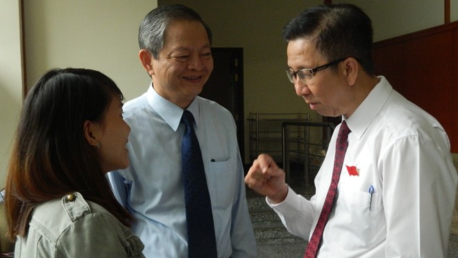 Phó Chủ tịch UBND TPHCM Lê Văn Khoa (giữa) tiếp tục trả lời chất vấn của các đại biểu trong giờ giải lao. 