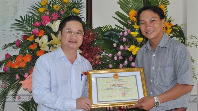 Trưởng Ban tuyên giáo Thành ủy Cần Thơ Trần Việt Trường (trái) trao tặng bằng khen.