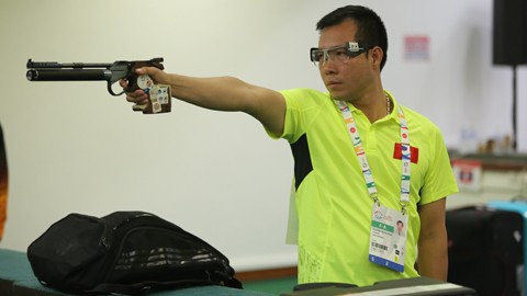 Hoàng Xuân Vinh đoạt huy chương bằng súng đi mượn
