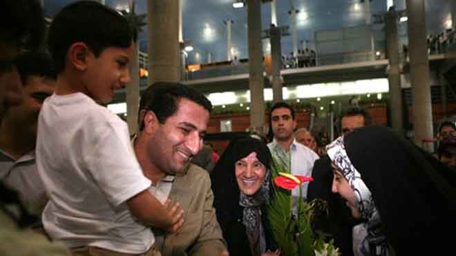 Nhà khoa học hạt nhân Shahram Amiri được chào đón nồng hậu trong ngày từ Mỹ trở về Iran hồi giữa tháng 7/2010. Ảnh: New York Times