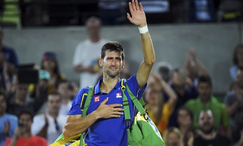 Djokovic rơi nước mắt sau trận thua sốc tại Olympic 2016. Ảnh: Reuters.