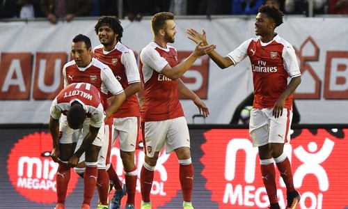 Chuba Akpom chia vui cùng các đồng đội sau bàn thắng thứ ba của Arsenal. Ảnh: Reuters.