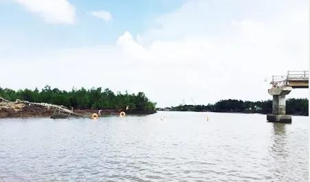 Cầu Ô Rô bị sập tại xã Đất Mũi, huyện Ngọc Hiển, Cà Mau.