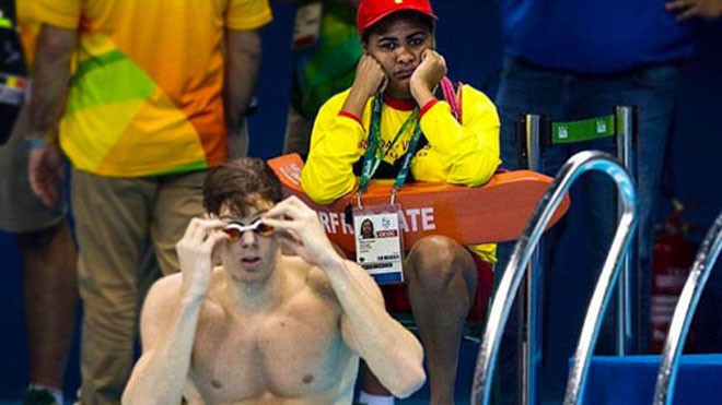 Gương mặt buồn chán của một nhân viên cứu hộ môn bơi ở Olympic Rio. Nhiệm vụ của họ là phải coi chừng các kình ngư như Micheal Phelps khỏi chết đuối. Ảnh: Metro.
