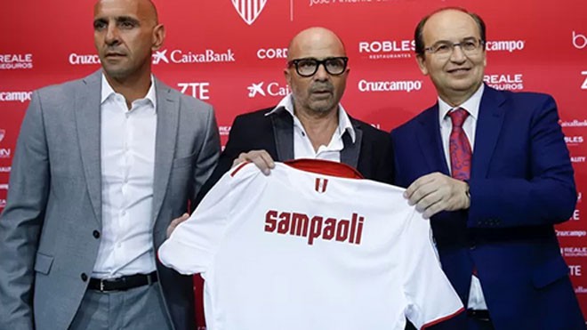 Với Monchi (trái) ngồi ghế tổng quản, Sevilla tiếp tục thay đổi lớn về nhân sự, từ HLV trưởng đến đội ngũ cầu thủ, nhưng vẫn hứa hẹn sẽ mang lại thành công.