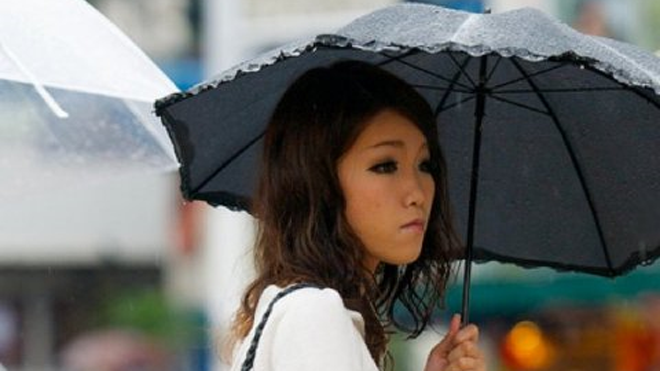 Phụ nữ Nhật Bản đối mặt với áp lực rất lớn từ xã hội nếu họ không thôi việc sau khi kết hôn. Ảnh: Bloomberg.