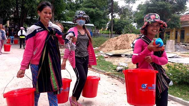 Trao tặng bộ dụng cụ vệ sinh cho phụ nữ huyện La Pa, tỉnh Gia Lai ngày 8/8.