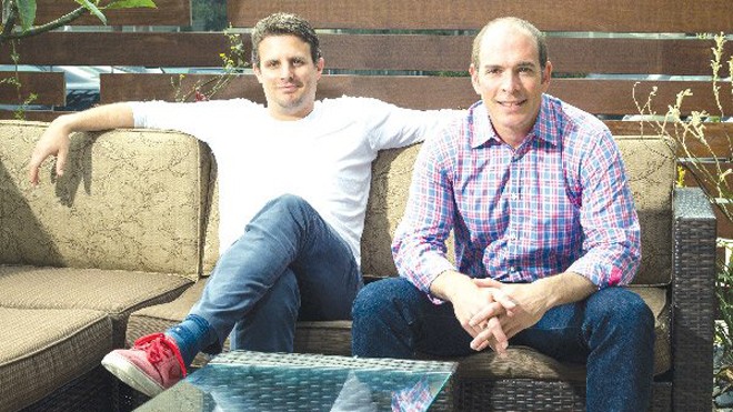 Mark Levine và Michael Dubin (trái), hai nhà sáng lập Dollar Shave Club.