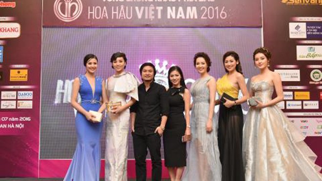 Bà Kim Dung (giữa) và các Hoa hậu, Á hậu tại Họp báo Chung khảo phía Bắc của Hoa hậu Việt Nam 2016