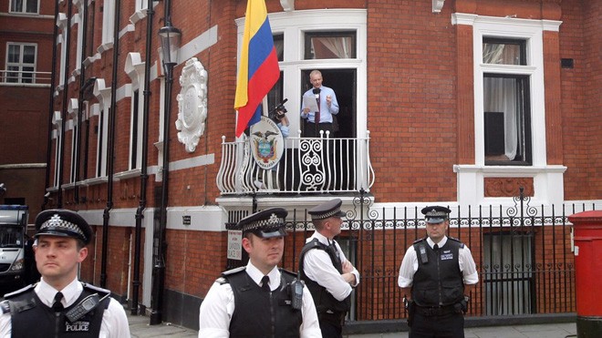 Julian Assange phát biểu từ ban công Sứ quán Ecuador ở London (Getty Images)
